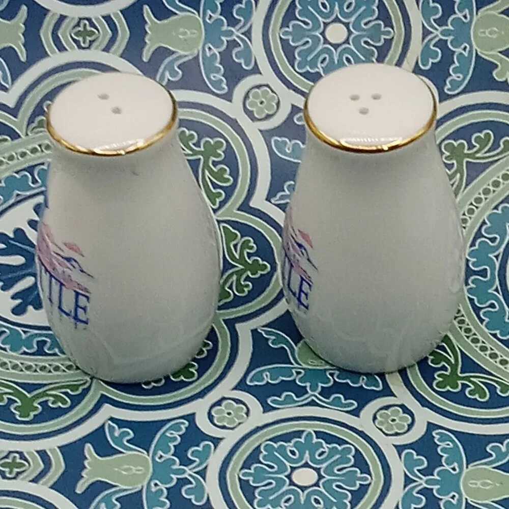 Souvenir SEATTLE WASHINGTON Space Needle Ceramic Salt & Pepper Shakers White 3